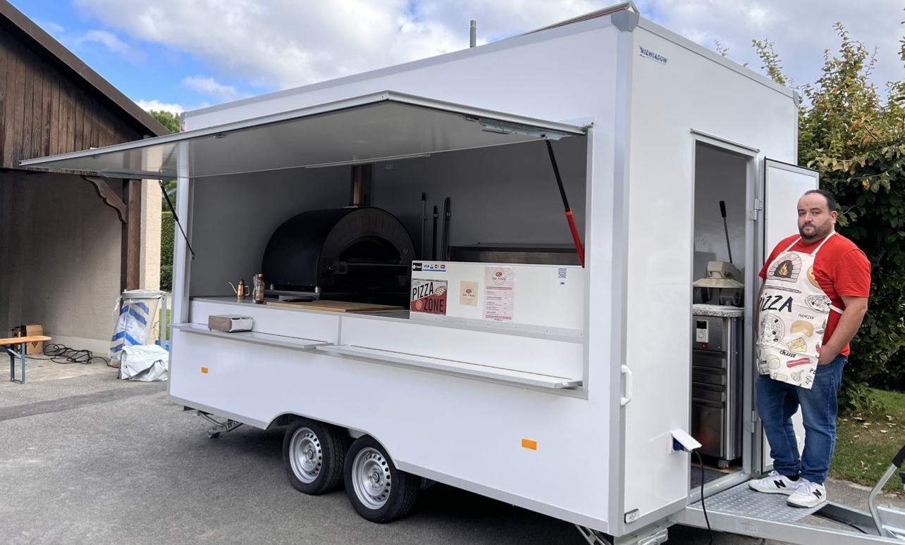 Food truck pizza au feu de bois au coucher du soleil sur les vignes du Léman